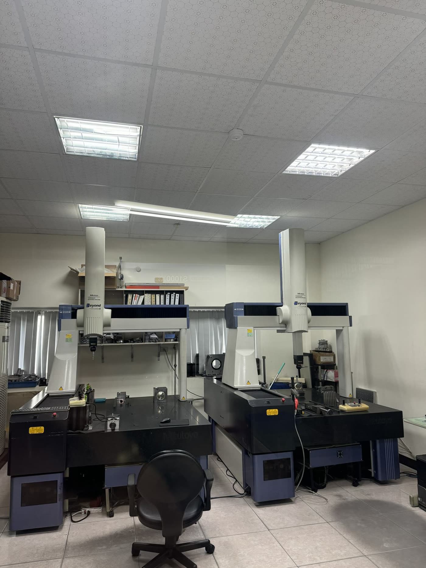 Two coordinate measuring machines in a temperature-controlled metrology room